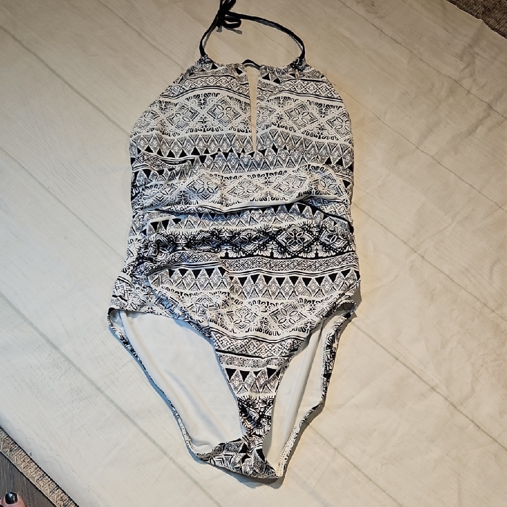Liz CLAIBORNE Black and White Swimsuit